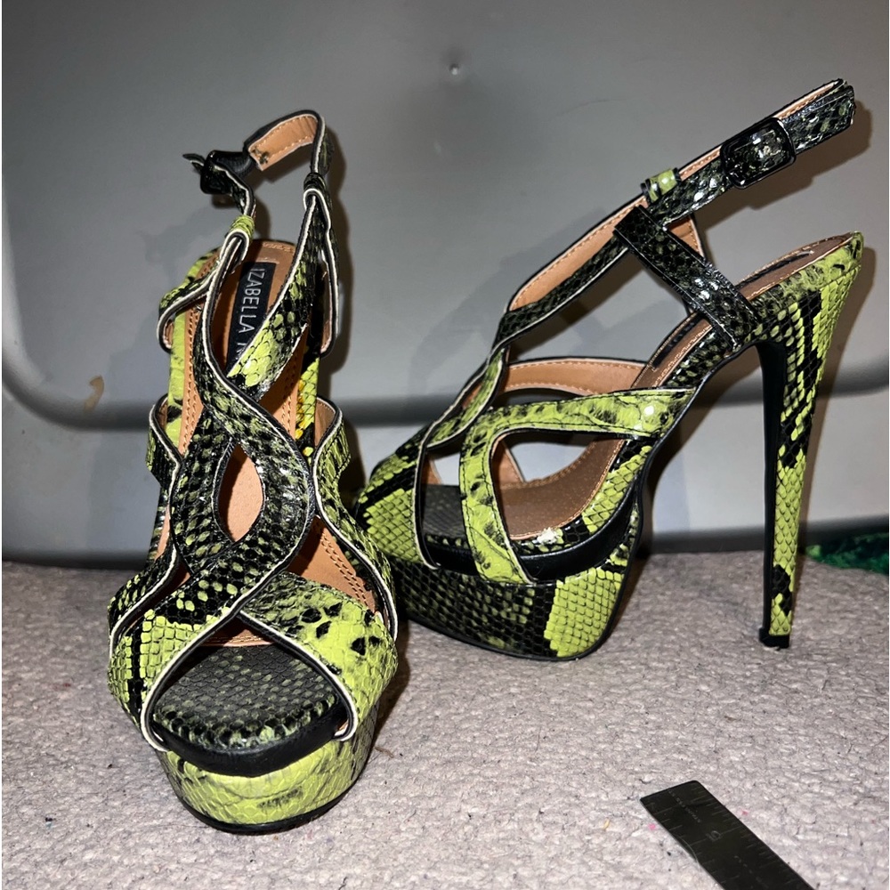 Izabella Rue chartreuse Faux Snake Size 6 super heels New